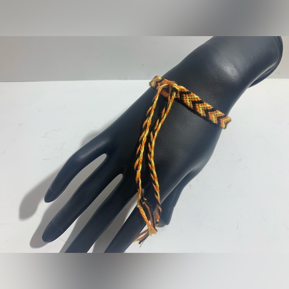 Hand crafted macrame bracelet - Picture 5 of 6